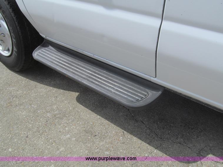 image for item I7044 2007 Ford 946 van