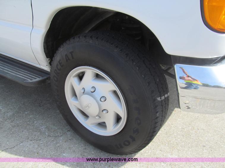 image for item I7044 2007 Ford 946 van