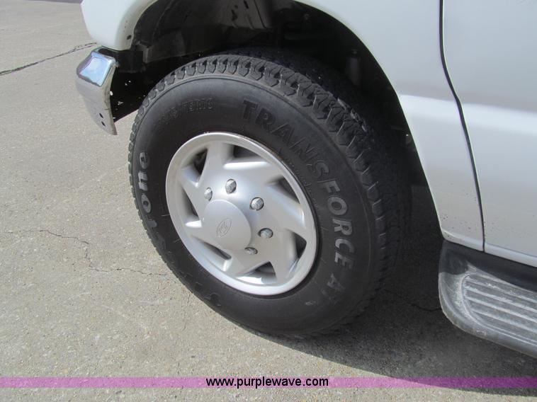 image for item I7044 2007 Ford 946 van