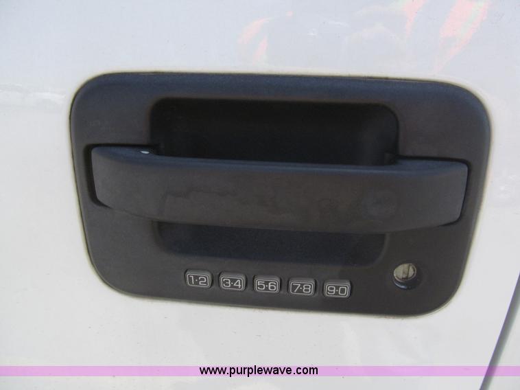 image for item I7050 2011 Ford F150 XLT SuperCrew pickup truck