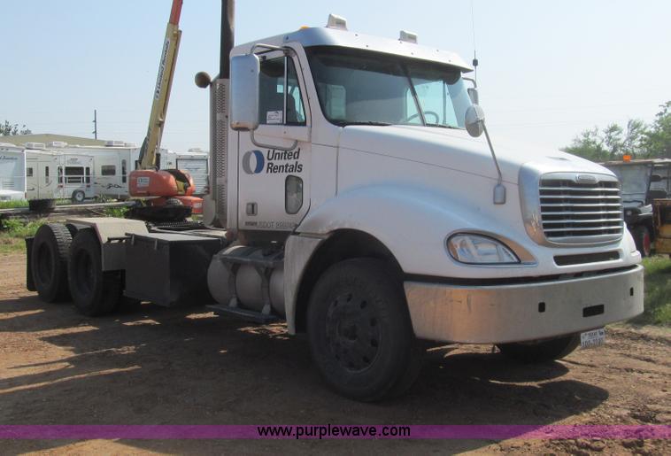 image for item I7060 2009 Freightliner Columbia CDL120 semi truck