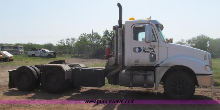image for item I7060 2009 Freightliner Columbia CDL120 semi truck
