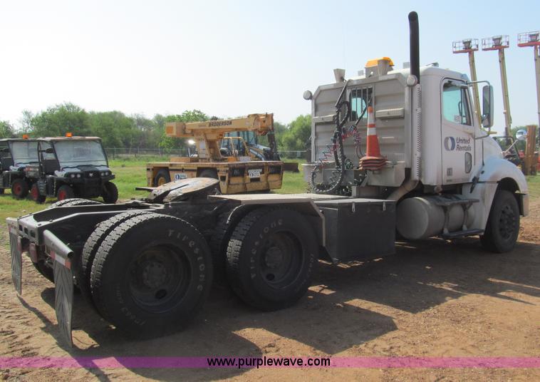 image for item I7060 2009 Freightliner Columbia CDL120 semi truck