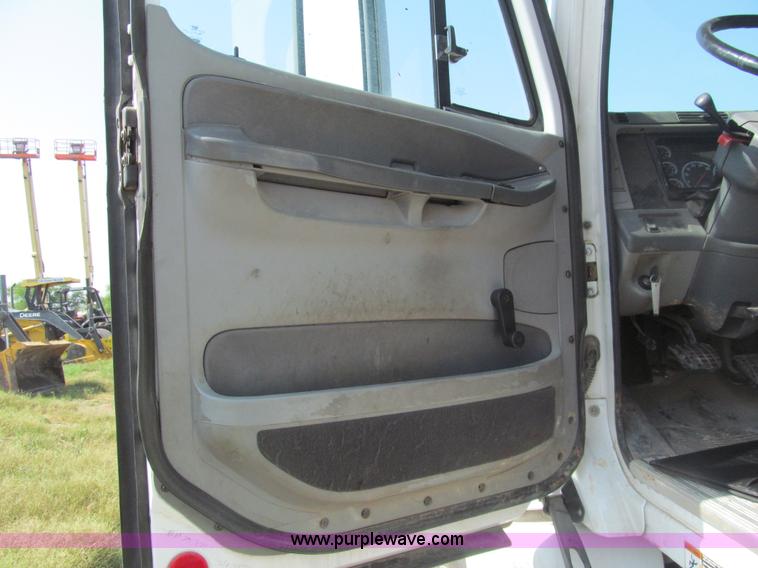 image for item I7060 2009 Freightliner Columbia CDL120 semi truck