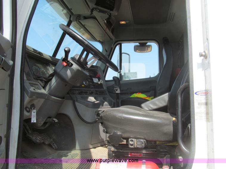 image for item I7060 2009 Freightliner Columbia CDL120 semi truck