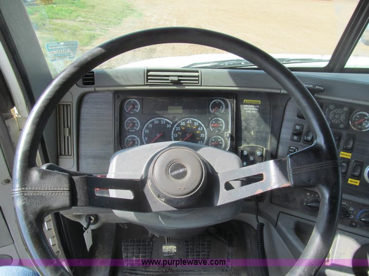 image for item I7060 2009 Freightliner Columbia CDL120 semi truck