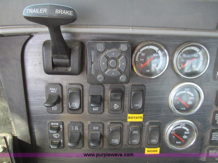 image for item I7060 2009 Freightliner Columbia CDL120 semi truck