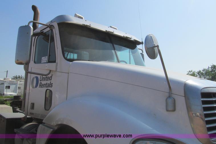 image for item I7060 2009 Freightliner Columbia CDL120 semi truck