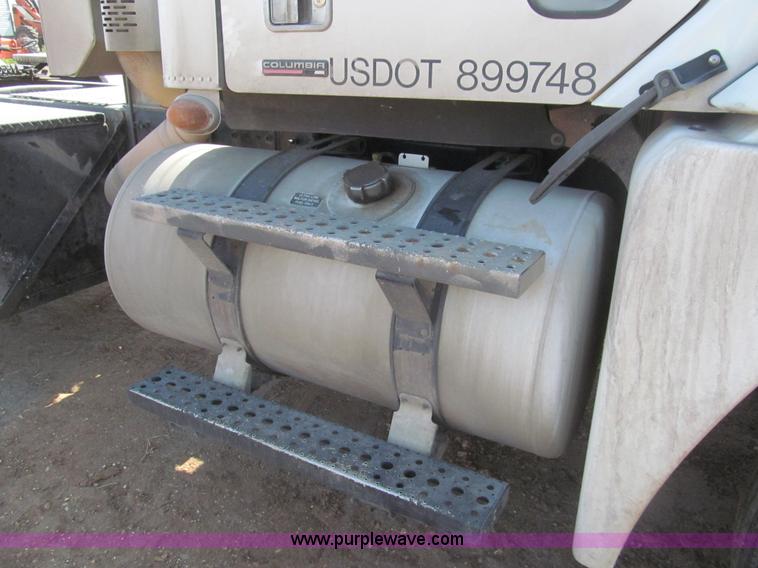 image for item I7060 2009 Freightliner Columbia CDL120 semi truck