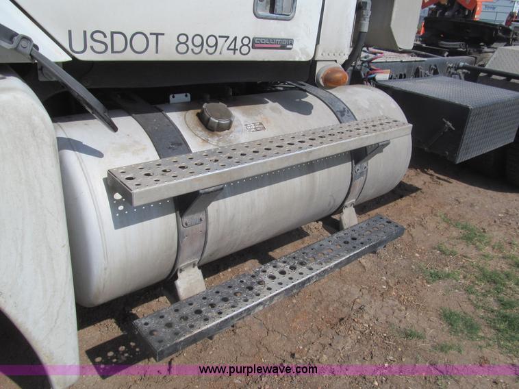 image for item I7060 2009 Freightliner Columbia CDL120 semi truck