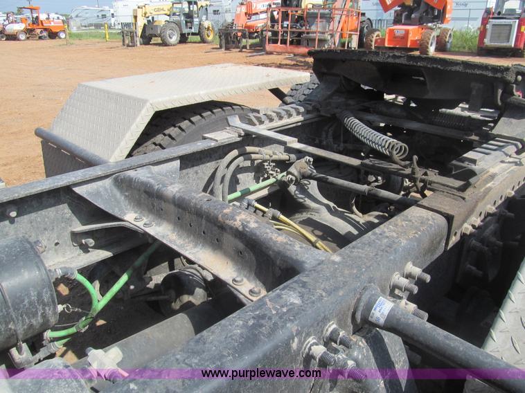 image for item I7060 2009 Freightliner Columbia CDL120 semi truck