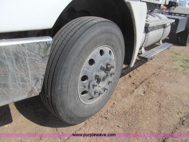 image for item I7060 2009 Freightliner Columbia CDL120 semi truck