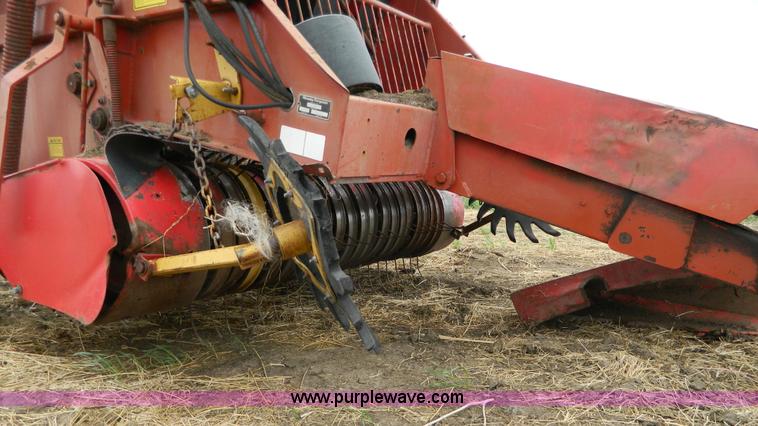 image for item AL9995 Massey-Ferguson 1560 round baler