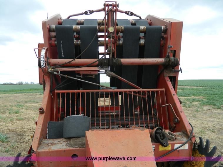 image for item AL9995 Massey-Ferguson 1560 round baler