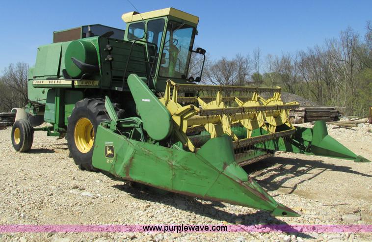image for item AN9079 1977 John Deere 4400 combine