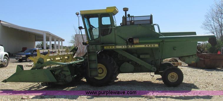 image for item AN9079 1977 John Deere 4400 combine
