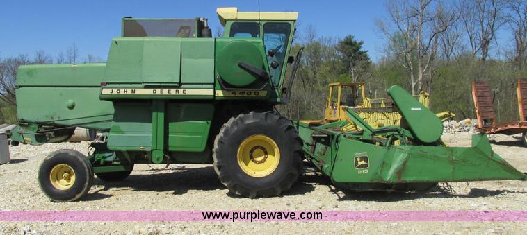 image for item AN9079 1977 John Deere 4400 combine
