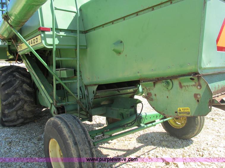 image for item AN9079 1977 John Deere 4400 combine