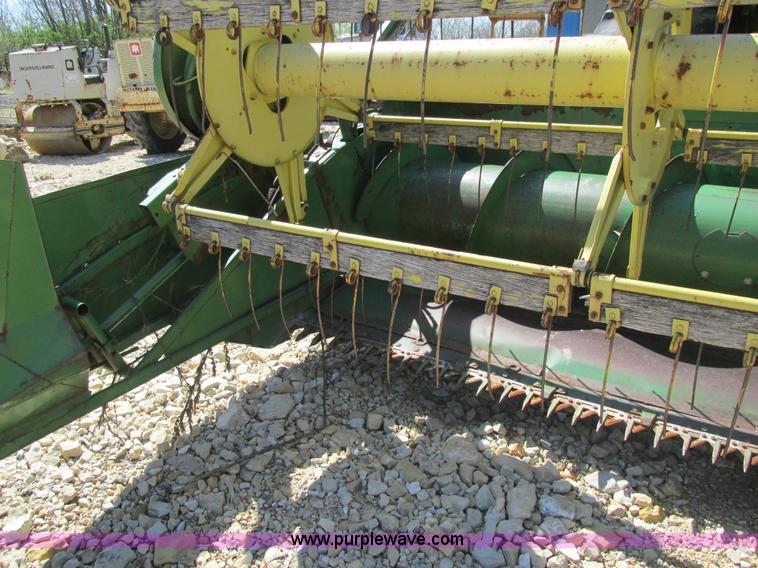 image for item AN9079 1977 John Deere 4400 combine