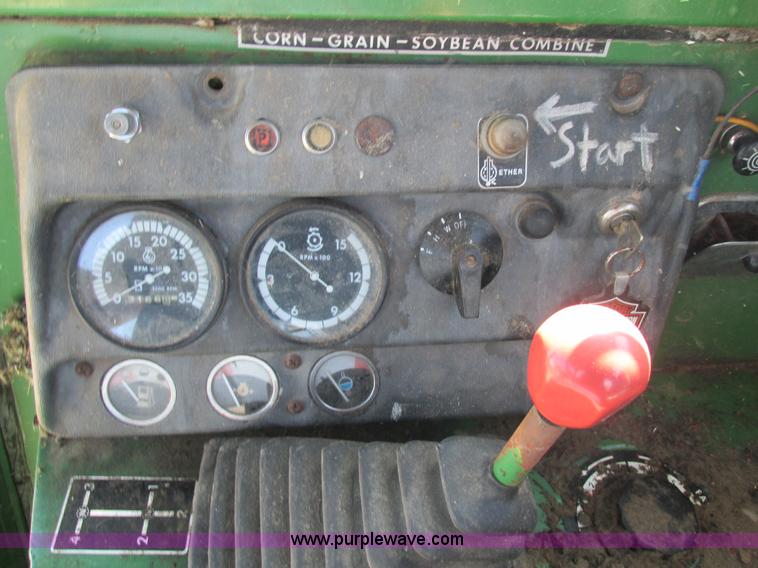 image for item AN9079 1977 John Deere 4400 combine
