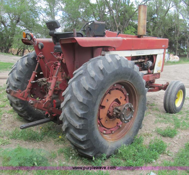 image for item AQ9829 1975 International Farmall 766 tractor