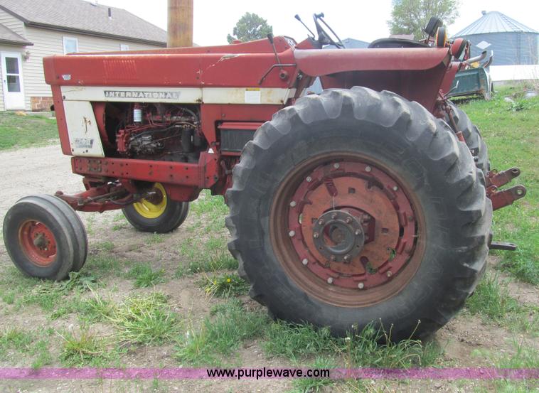 image for item AQ9829 1975 International Farmall 766 tractor
