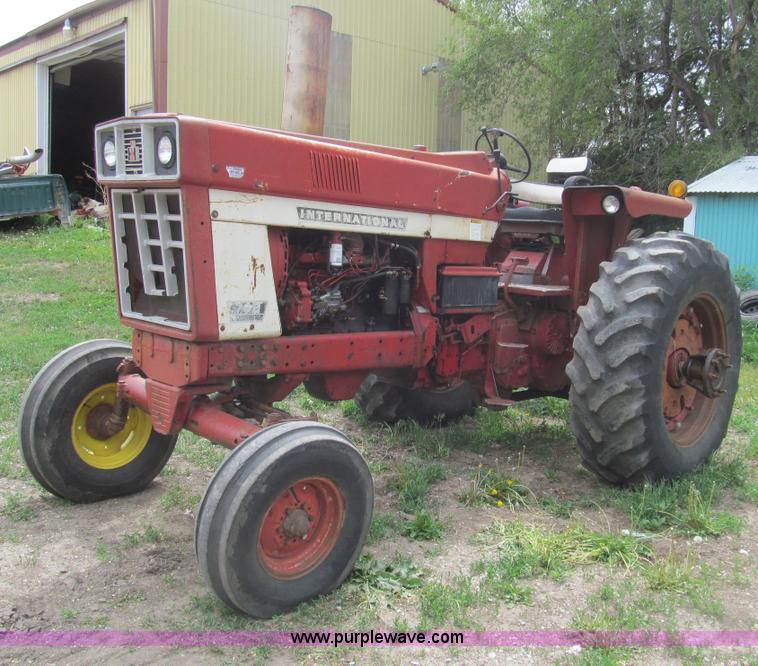 image for item AQ9829 1975 International Farmall 766 tractor
