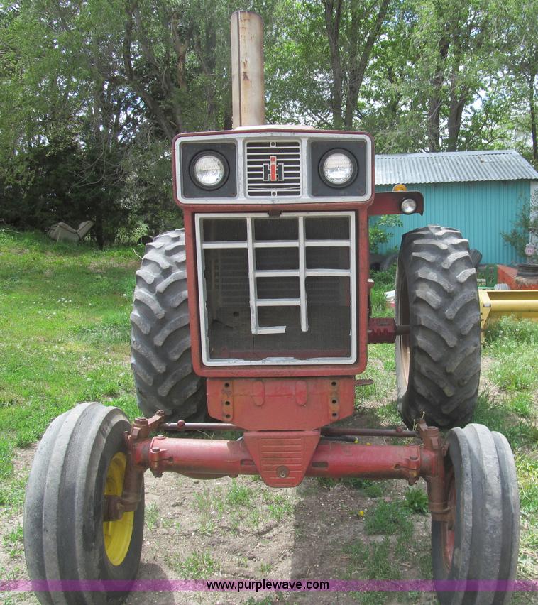 image for item AQ9829 1975 International Farmall 766 tractor