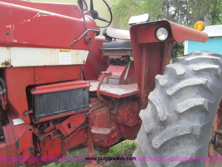 image for item AQ9829 1975 International Farmall 766 tractor