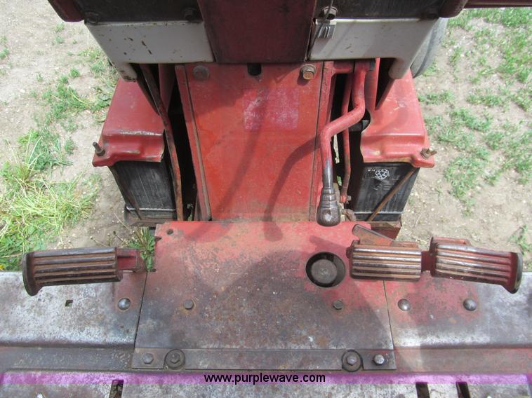 image for item AQ9829 1975 International Farmall 766 tractor