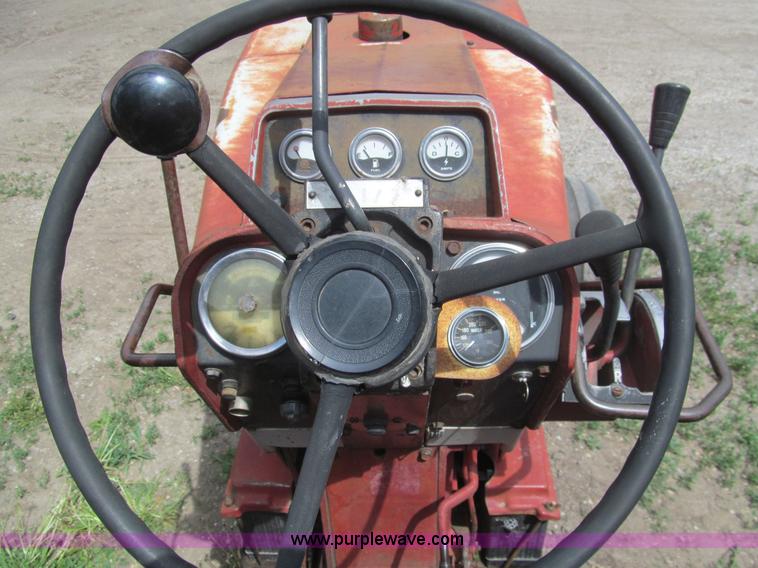 image for item AQ9829 1975 International Farmall 766 tractor