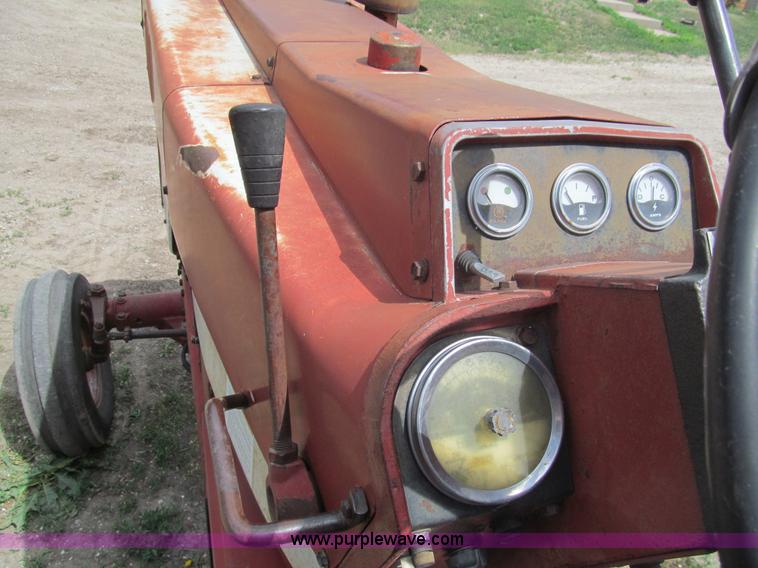 image for item AQ9829 1975 International Farmall 766 tractor