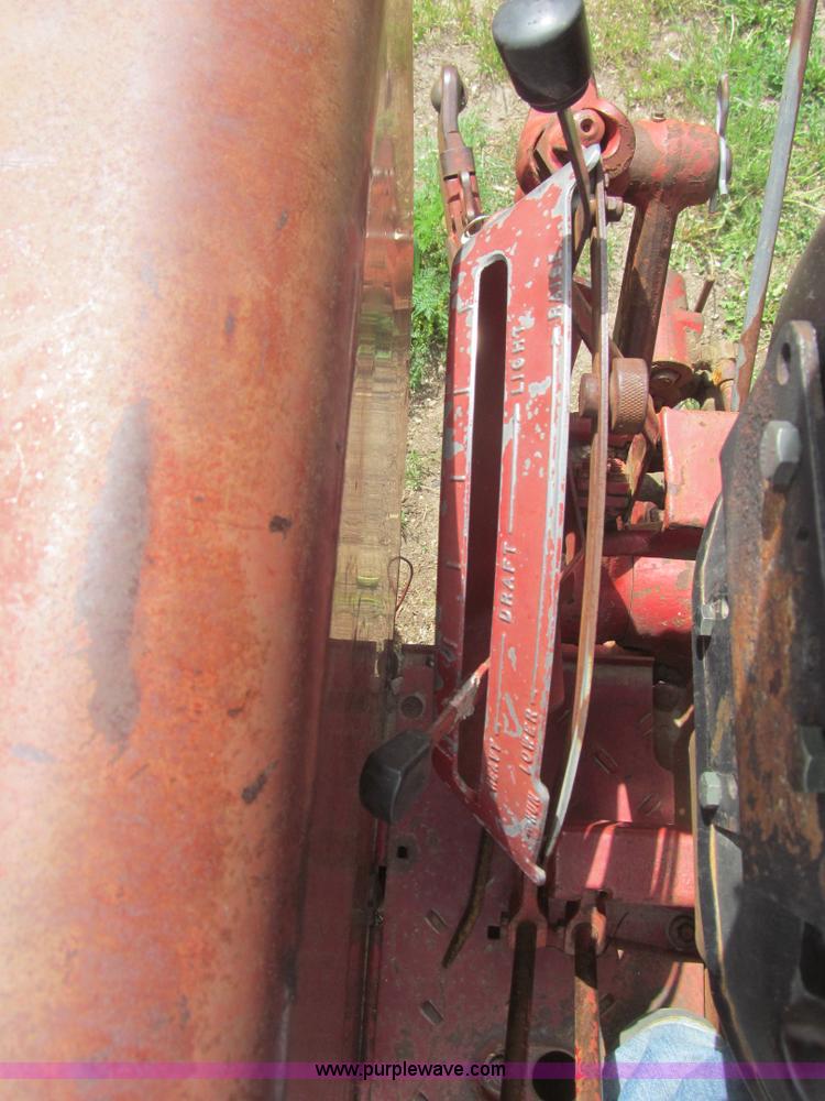 image for item AQ9829 1975 International Farmall 766 tractor