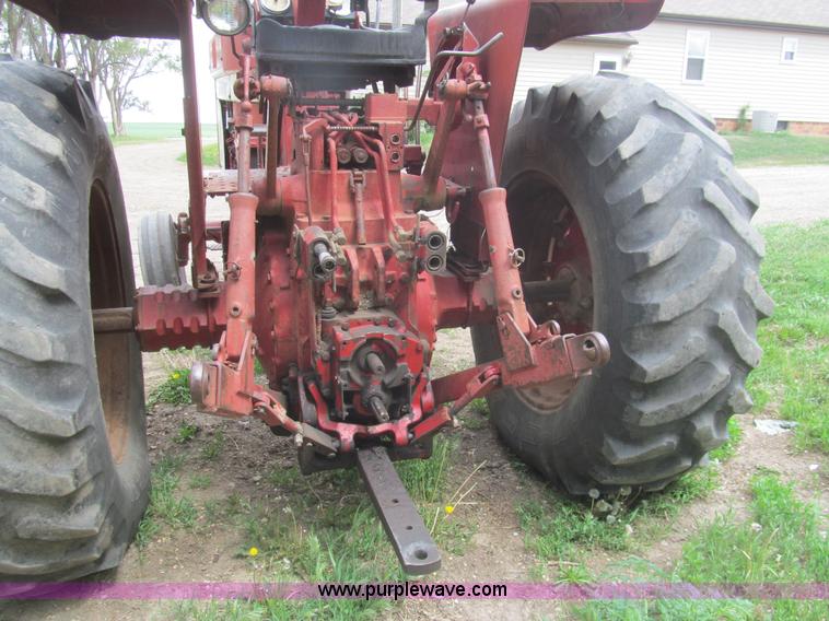 image for item AQ9829 1975 International Farmall 766 tractor