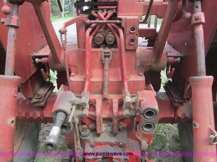 image for item AQ9829 1975 International Farmall 766 tractor