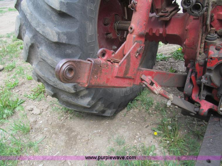 image for item AQ9829 1975 International Farmall 766 tractor