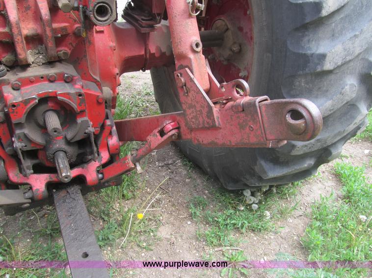 image for item AQ9829 1975 International Farmall 766 tractor