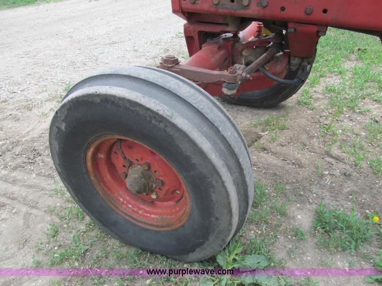 image for item AQ9829 1975 International Farmall 766 tractor