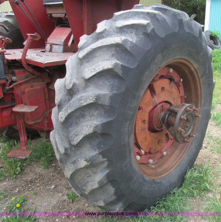 image for item AQ9829 1975 International Farmall 766 tractor