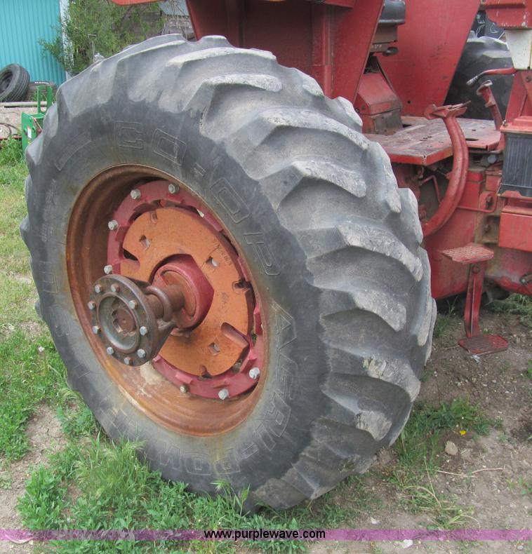 image for item AQ9829 1975 International Farmall 766 tractor