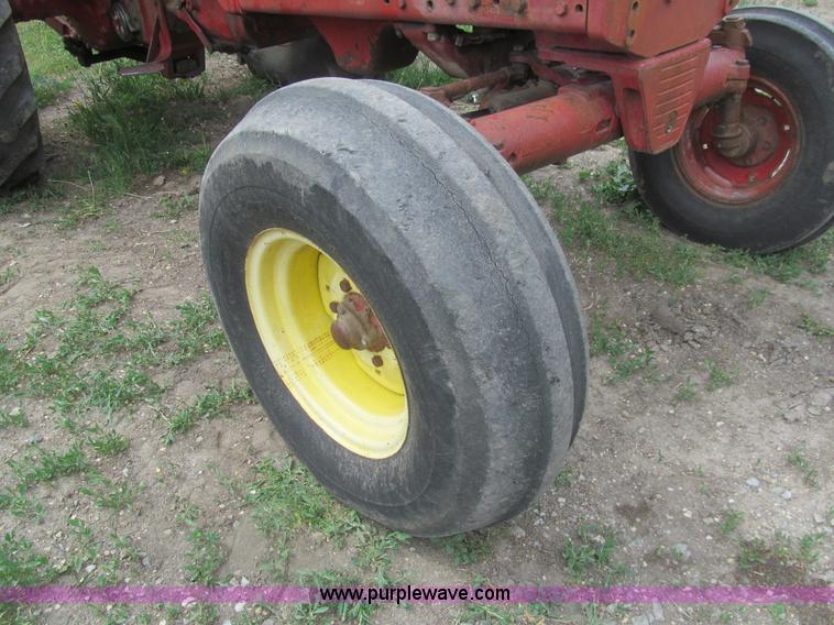 image for item AQ9829 1975 International Farmall 766 tractor