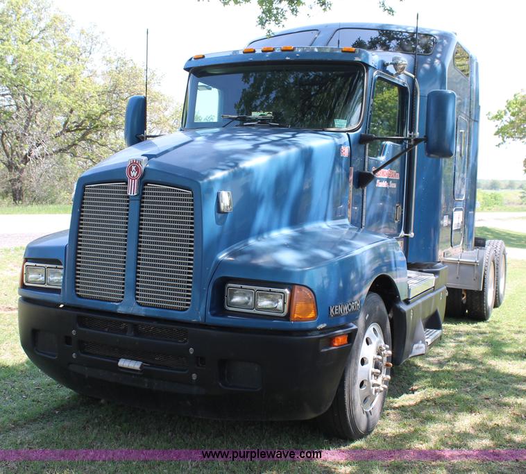 image for item C3839 2001 Kenworth T600 semi truck