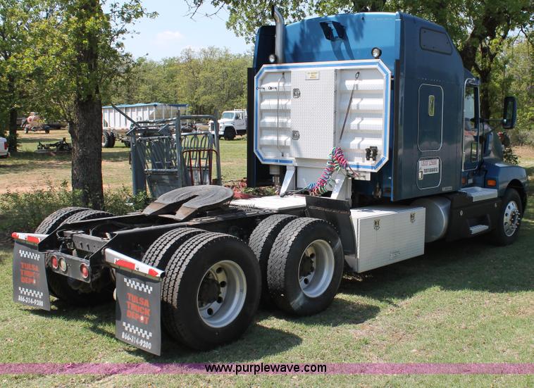 image for item C3839 2001 Kenworth T600 semi truck