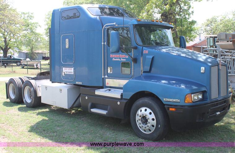 image for item C3839 2001 Kenworth T600 semi truck