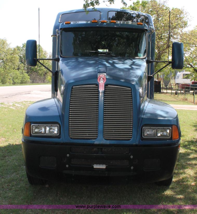 image for item C3839 2001 Kenworth T600 semi truck