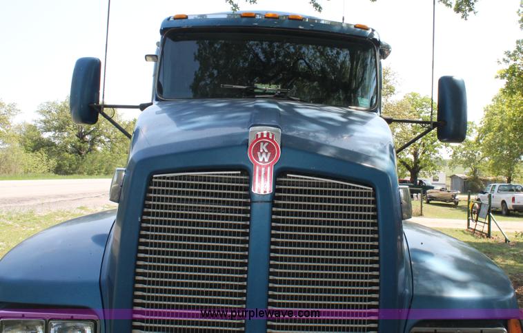 image for item C3839 2001 Kenworth T600 semi truck