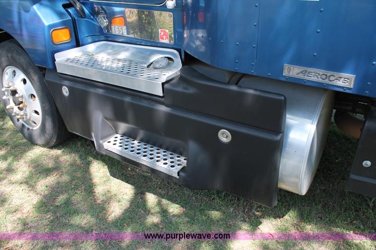 image for item C3839 2001 Kenworth T600 semi truck