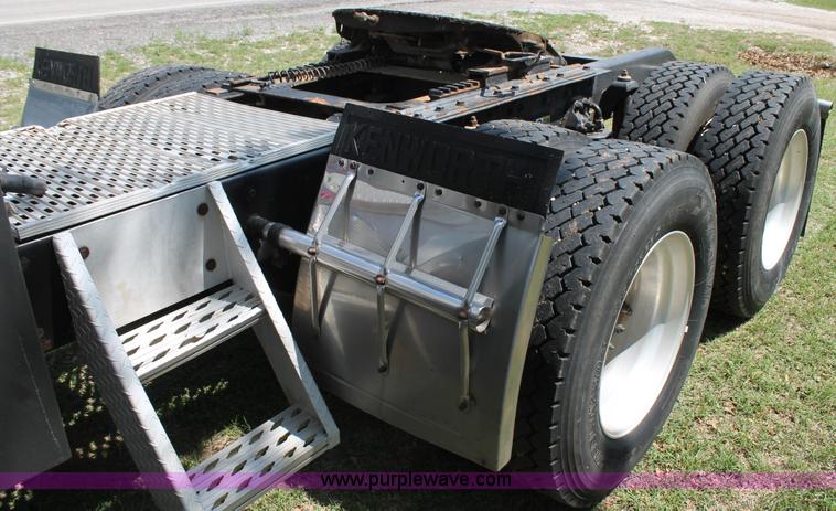 image for item C3839 2001 Kenworth T600 semi truck