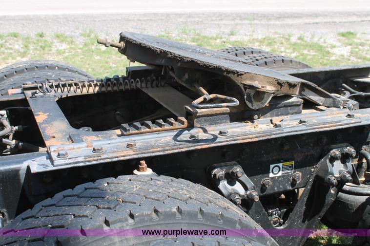 image for item C3839 2001 Kenworth T600 semi truck