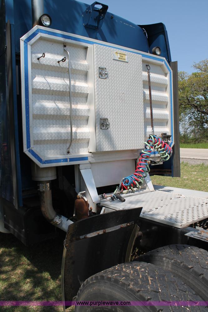 image for item C3839 2001 Kenworth T600 semi truck